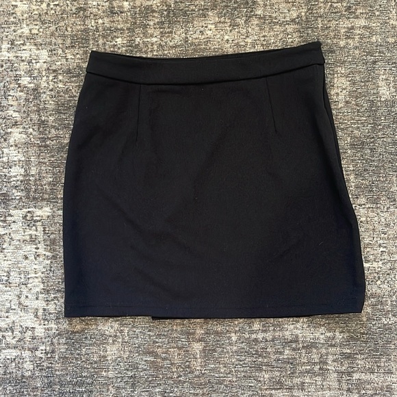 Black mini skirt with slight slit - Picture 2 of 4